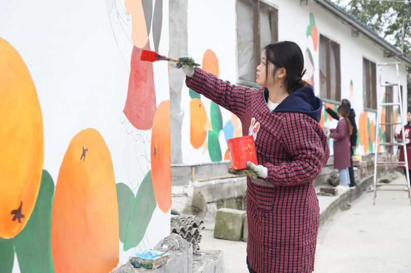 眉山职业技术学院文化艺术系学生绘制墙画