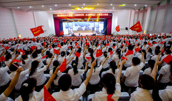  合唱《走向复兴》。