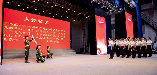  新党员入党宣誓、老党员重温入党誓言。