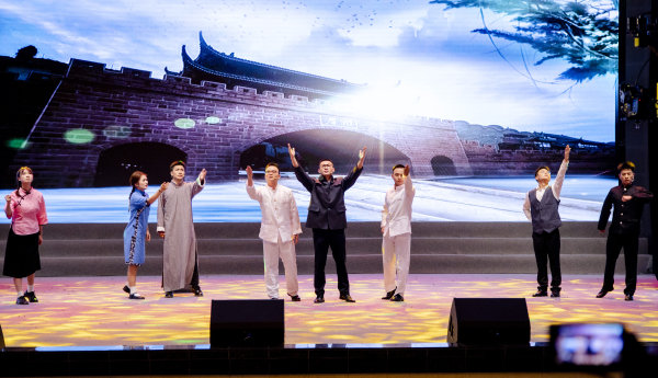  话剧《光华》。